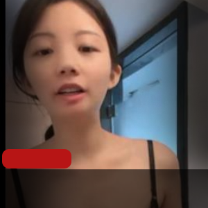 美女化身女王-粉丝带项圈鞭子-无毛嫩鲍主动坐进进出出唱征服【2V-1.G】