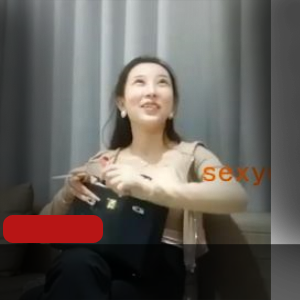 酒店约C美女，圆润B毛浓密非常得劲[1V520M]